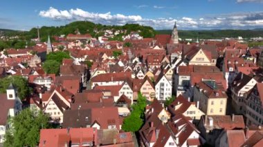 Baden Wurttemberg 'deki Tuebingen Kasabası, Almanya, Avrupa, Eski tarihi kasaba Tubingen' in üzerinde uçan insansız hava aracı. Yüksek kalite 4k görüntü