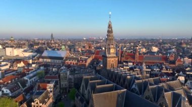Oude Kerk Havacılık Sabah Manzarası. Amsterdam, Hollanda 'da güneşli bir şafak vaktinde Eski Kilise' nin çatısının dokusunun en üst görüntüsü. Yüksek kalite 4k görüntü