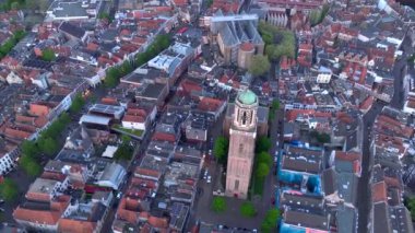 Akşam vakti Zwolle, Hollanda Şehri 'nde. Günbatımında ortaçağ Peperbus kulesi ve şehir merkezi havası. Yüksek kalite 4k görüntü