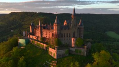 Güzel bir Hohenzollern Şatosu, Güneşin Altın Saati, Baden-Wurttemberg, Almanya. Hava Aracı Atışı. Yüksek kalite 4k görüntü