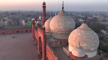 İmparatorların Camii - Lahor 'daki Badshahi Mescidi, Pakistan Minareli Kubbe. Hava aracı güneş doğarken ateş etti. Yüksek kalite 4k görüntü