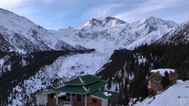 Nanga Parbat 'ın vadideki bir buzulla, Pakistan' daki Fairy Meadows sineması geniş ekran insansız hava aracı görüntüsü. Yüksek kalite 4k görüntü