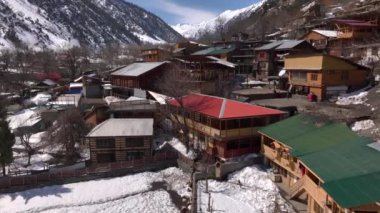 Kuzey Pakistan 'da Bamburet Vadisi' nde kış zamanı Kalasha Köyü manzarası. Himalayalar 'ın Hindukush Muntains' ı. Yüksek kalite 4k görüntü