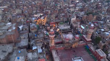 Lahor 'un Duvarlı Şehri. Delhi Kapısı yakınlarındaki Akşam Pazarı, Hava Drone Atışı. Lahore, Punjab, Pakistan. Yüksek kalite 4k görüntü