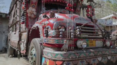 Geleneksel Pakistan Jingle Truck 'ın güzel dış görünüşü. Pakistan 'da UNESCO mirasıyla süslenmiş bir kulübe. Yüksek kalite 4k görüntü