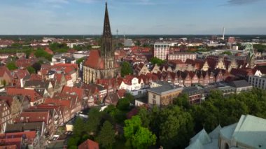 Muenster şehri, Almanya, Hava Drone 'u yaz akşamında vuruldu. Munster, Almanya 'da Nord Rhein Westfell eyaletinde yer alan bir şehirdir. 4k UHD