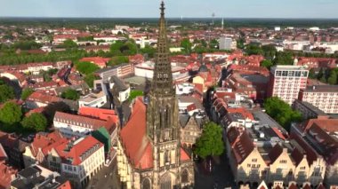 Muenster şehri, Almanya, Hava Drone 'u yaz akşamında vuruldu. Munster, Almanya 'da Nord Rhein Westfell eyaletinde yer alan bir şehirdir. 4k UHD