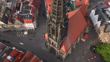 Muenster şehri, Almanya, Hava Drone 'u yaz akşamında vuruldu. Munster, Almanya 'da Nord Rhein Westfell eyaletinde yer alan bir şehirdir. 4k UHD