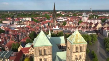 Muenster şehri, Almanya, Hava Drone 'u yaz akşamında vuruldu. Munster, Almanya 'da Nord Rhein Westfell eyaletinde yer alan bir şehirdir. 4k UHD