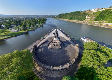 Deutsches Eck ya da Koblenz 'de Alman Köşesi burnu, Mosel nehrinin Ren Nehri' ne katıldığı yer. Havadan 5k atış.
