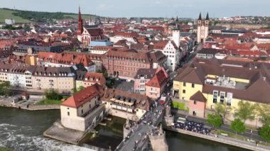 Wurzburg Tarih Merkezi Hava Aracı Görüntüsü. Eski Ana Köprü, Wurzburg Katedrali, Marktplatz ve yürüyen insanlar. 4k