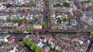 Kings Day 2024 Amsterdam 'da. Koningsdag, Hollanda 'nın başkentinde Koeningsdag, Orange Suits üzerinde uçan hava aracı. Yüksek kalite 4k görüntü