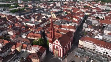 Wurzburg Tarih Merkezi Hava Aracı Görüntüsü. Eski Ana Köprü, Wurzburg Katedrali, Marktplatz ve yürüyen insanlar. 4k