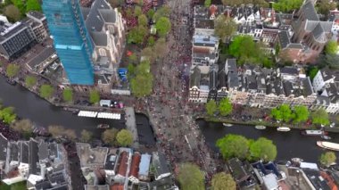 Kings Day 2024 Amsterdam 'da. Koningsdag, Hollanda 'nın başkentinde Koeningsdag, Orange Suits üzerinde uçan hava aracı. Yüksek kalite 4k görüntü