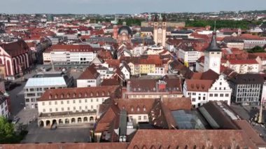 Wurzburg Tarih Merkezi Hava Aracı Görüntüsü. Eski Ana Köprü, Wurzburg Katedrali, Marktplatz ve yürüyen insanlar. 4k