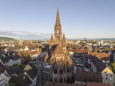 Freiburg im Breisgau, Almanya, Gündoğumunda. Freiburger Dom Katedrali 'nde hava aracı atışı. 4k Drohne görüntüsü. 4k UHD