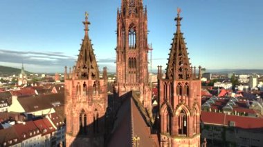 Freiburger Dom Close sabahleyin Freiburg im Breisgau, Almanya 'da Sunrise' da yapılan Drone shot. Freiburg katedrali. 4k Drohne görüntüsü. 4k UHD