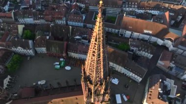 Freiburger Dom Close sabahleyin Freiburg im Breisgau, Almanya 'da Sunrise' da yapılan Drone shot. Freiburg katedrali. 4k Drohne görüntüsü. 4k UHD