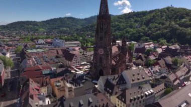 Freiburg im Breisgau, Almanya, Gündoğumunda. Freiburger Dom Katedrali 'nde hava aracı atışı. 4k Drohne görüntüsü. 4k UHD