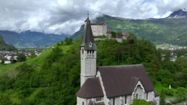 Gutenberg Şatosu - Liechtenstein Prensliği, Balzers kasabasında Ortaçağ Burg. Hava Resimli Yaz manzarası. 4k UHD