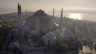 Hagia Sofya Camii, Gündoğumu saati, İstanbul tarihi merkezi ve İstanbul, Türkiye, Türkiye 'deki Boğaz manzarası. Yüksek kalite 4k görüntü