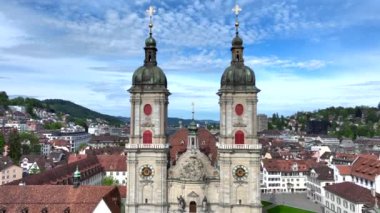 St. Gallen Cityscape Skyline, İsviçre 'deki Saint Gall Manastırı Katedrali. İnsansız hava aracıyla güzel bir hava manzarası. Yüksek kalite 4k görüntü