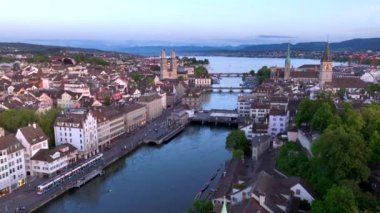 İsviçre 'nin en büyük şehrindeki Grossmunster Katedrali' nin bulunduğu Limmat nehri boyunca bulunan Zürih 'in insansız hava aracı görüntüleri. Yüksek kalite 4k görüntü