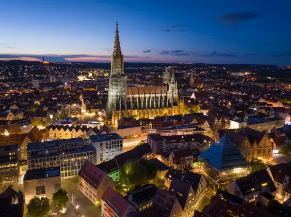 Akşamları Ulm City 'de Twilights Aerial Drone vuruldu. Baden-Wurttemberg, Almanya. Gece Güzel Şehir 'i aydınlattı. Yüksek kalite 4k görüntü