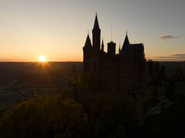 Güzel bir Hohenzollern Şatosu, Güneşin Altın Saati, Baden-Wurttemberg, Almanya. Hava Aracı Atışı. Yüksek kalite fotoğraf