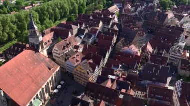 Baden Wurttemberg 'deki Tuebingen Kasabası, Almanya, Avrupa, Eski tarihi kasaba Tubingen' in üzerinde uçan insansız hava aracı. Yüksek kalite 4k görüntü