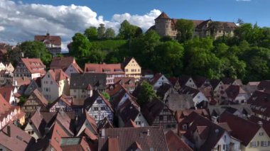 Baden Wurttemberg 'deki Tuebingen Kasabası, Almanya, Avrupa, Eski tarihi kasaba Tubingen' in üzerinde uçan insansız hava aracı. Yüksek kalite 4k görüntü