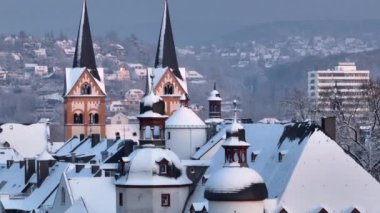 Almanya 'nın Koblenz şehrinden Altstadt, Rheinland-Pfalz. Kardan Kış ile kaplı tarihi şehir merkezi. Hava görüntüsü. Yüksek kalite 4k görüntü