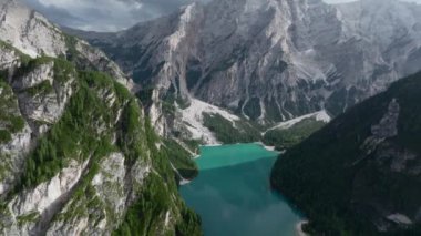 İnsansız hava aracı videosu Braies Gölü, lago di braies, Pragser Wildsee Dolomites İtalya Avrupa. Yüksek kalite 4k görüntü