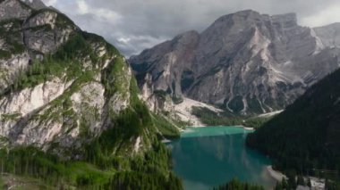 İnsansız hava aracı videosu Braies Gölü, lago di braies, Pragser Wildsee Dolomites İtalya Avrupa. Yüksek kalite 4k görüntü