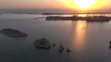 Gün batımında Karachi Limanı 'nda. Kargo gemisi KPT Karachi 'ye yanaştı, Hava Aracı Atışı. Yüksek kalite 4k görüntü