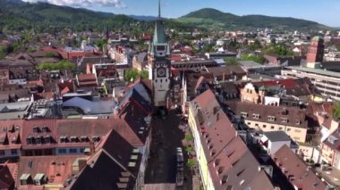 Freiburg im Breisgau, Almanya, Gündoğumunda. Freiburger Dom Katedrali 'nde hava aracı atışı. 4k Drohne görüntüsü. 4k UHD