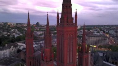 Wiesbaden, Almanya 'daki Marktkirche Katedrali' nin Hava Aracı Çekimi. Akşam Alacakaranlığı 'ndaki eski kasaba ve şehir merkezi. 4k UHD