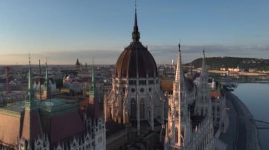 Macaristan, Budapeşte 'deki Macar Parlamento Binası. Sunrise Time 'daki Tarihi Bina Mimarisinin havadan çekilmiş görüntüsü.
