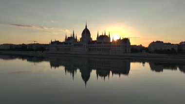 Macaristan, Budapeşte 'deki Macar Parlamento Binası. Sunrise Time 'daki Tarihi Bina Mimarisinin havadan çekilmiş görüntüsü.