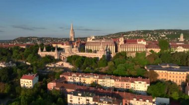 Budapeşte, Macaristan 'daki Budapeşte Kalesi' nde Balıkçı Kalesi 'nin Hava Çekimi. Budavari Kilisesi, Budin Kalesi 'nin Leydisi, Drone. Yüksek kalite 4k görüntü