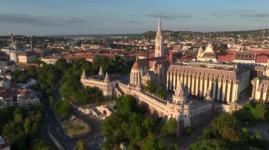 Budapeşte, Macaristan 'daki Budapeşte Kalesi' nde Balıkçı Kalesi 'nin Hava Çekimi. Budavari Kilisesi, Budin Kalesi 'nin Leydisi, Drone. Yüksek kalite 4k görüntü