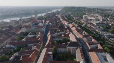 Buda Kalesi Bölgesi 'nde Budapeşte, Macaristan' daki Balıkçı Kalesi 'nin Havadan Vurulan Kadın Kilisesi var. Yüksek kalite 4k görüntü