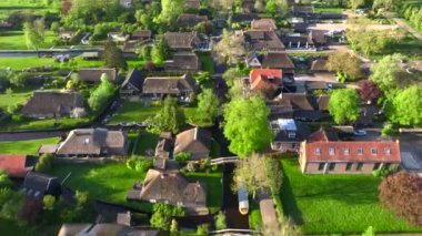 Giethoorn Drone Manzarası. Hollanda Köyü Hava Görüntüleri. Hollanda 'nın en güzel köyü. Hollanda Venedik 'i. Yüksek kalite 4k görüntü