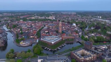 Akşam vakti Zwolle, Hollanda Şehri 'nde. Günbatımında ortaçağ Peperbus kulesi ve şehir merkezi havası. Yüksek kalite 4k görüntü