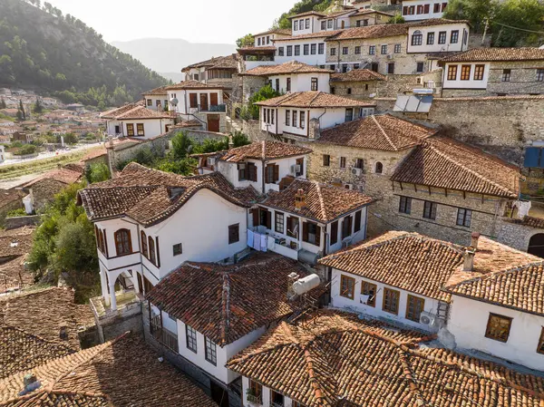 Arnavutluk 'un tarihi kenti Berat, UNESCO' nun Dünya Mirası Alanı. Yüksek kalite fotoğraf