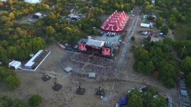 Budapeşte, Macaristan - 11.08.2024: Sziget Festivali - Avrupa 'nın en büyük festivallerinden Obuda Adası' nın Havadan Görünümü. Yüksek kalite 4k görüntü