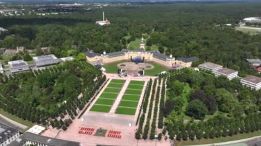 Almanya 'daki Karlsruhe Sarayı' nın insansız hava aracı görüntüleri barok mimari sarayları ve etrafındaki sükuneti gösteriyor. Yüksek kalite 4k görüntü