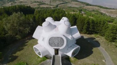 Makedonya 'daki Osmanlı ayaklanması ve partizanı anısına düzenlenen bir anma olan İlinden Krusevo Spomenik' in insansız hava aracı görüntüleri. 4k UHD Görüntü