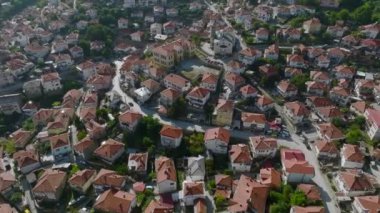 Kruşevo, Kuzey Makedonya. Makedonya 'nın Illinden Anıtı yakınlarındaki Dağları' ndaki Kruşevo kentindeki hava aracı görüntüsü. Yüksek kalite 4k görüntü