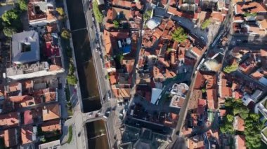 Saraybosna şehrinin insansız hava aracı görüntüsü. Bosna-Hersek 'in başkenti, Balkan. Merkezdeki Miljacka Nehri üzerindeki köprüler. 4k UHD